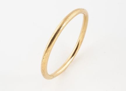 Bracciale rigido in oro 750°/°°.
Peso: 53 g.