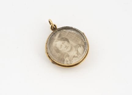 Pendentif porte photo en or 750°/°°.
Circa 1900
Po