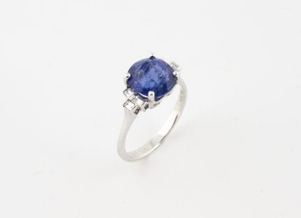 Anello in oro bianco 750°/°° con una tanzanite ova