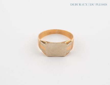 Bague chevalière deux ors 750°/°° non chiffrée.
Ci