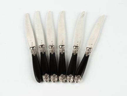 Set di sei coltelli da frutta con manico in ebano,