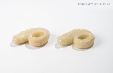 一对饰有鱼形图案的装饰石制画笔清洗器。