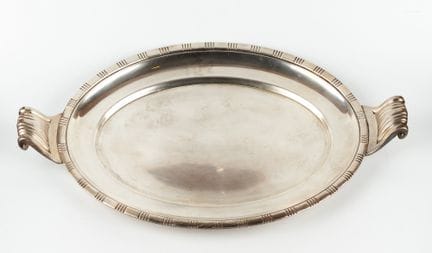Vassoio ovale in metallo argentato, modello 40.
43