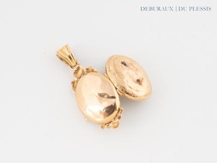 Pendentif ouvrant en or 750°/°°. 
(chocs et manque
