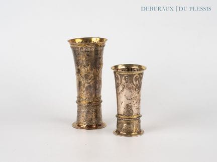 Set di due vasi a forma di corno in argento dorato