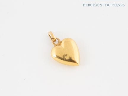 Pendentif cœur en or 750°/°°.
Poids : 0,62 g.
Choc