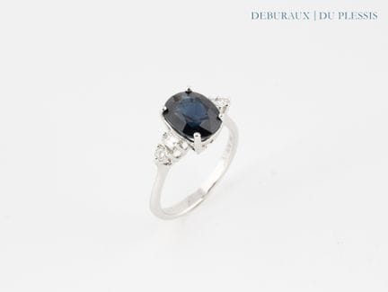 Anello in oro bianco 750°/°° con un zaffiro ovale 