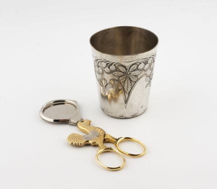 Set in metallo argentato e metallo dorato composto