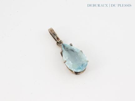 Pendentif en or gris 750°/°° serti d'une aigue mar