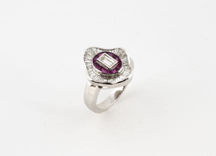 Anello con montatura a gonna in oro bianco 750°/°°