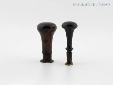 Set di due sigilli decorati con stemmi coronati, c