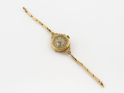 750°/°°金质女士手表表带，饰有花环图案，采用750°/°°金质铰接式表带。
约1910年
总重