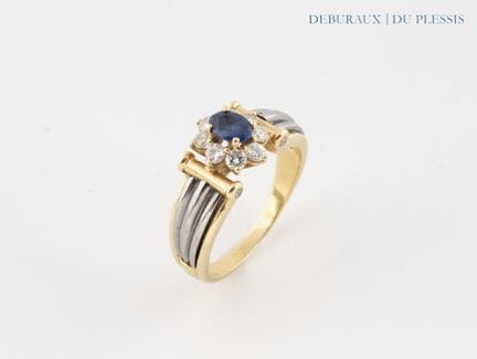 Anello in oro 750°/°° con uno zaffiro ovale incast