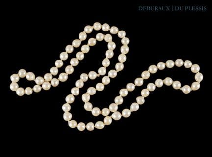 Sautoir de perles de culture baroque.
Poids brut :