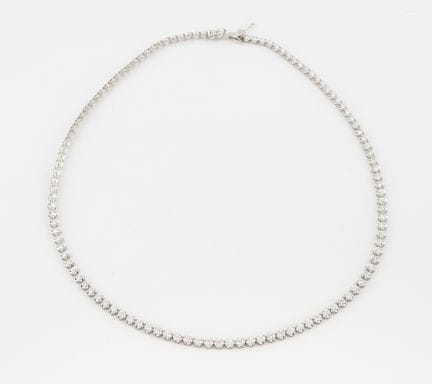 Collana a filo in platino con circa otto carati di