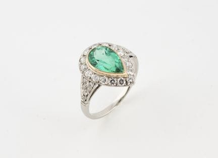 Anello in due tipi di oro 750°/°° con uno smeraldo
