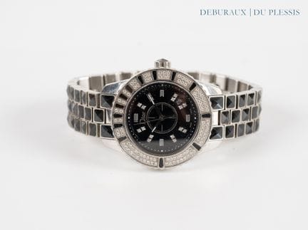 DIOR（迪奥）。
精钢女装腕表，黑色表盘，阿拉伯数字和钻石时标，日期视窗位于 4.30 点钟位置。