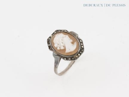 Bague en argent supérieur à 800°/°° ornée d'un cam