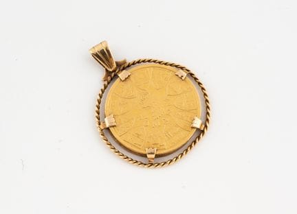 Ciondolo in oro 750°/°° decorato con una medaglia 