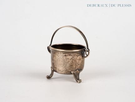 Chiseled silver tripod cauldron, 800°/°°, bearing 