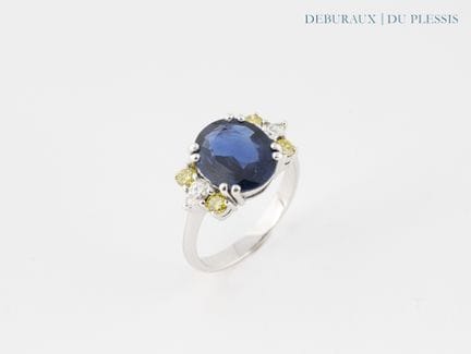 Anello in oro bianco 750°/°° con un zaffiro ovale 