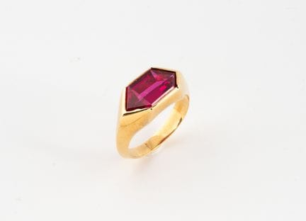 Anello in oro 750°/°° con una pietra rossa al cent
