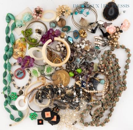 Lot de bijoux fantaisie, pierres décoratives, émai