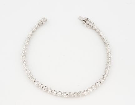 Bracciale a filo in platino con circa tre carati d