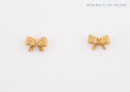 Paire de puces d'oreille nœud en or 750°/°°.
Poids