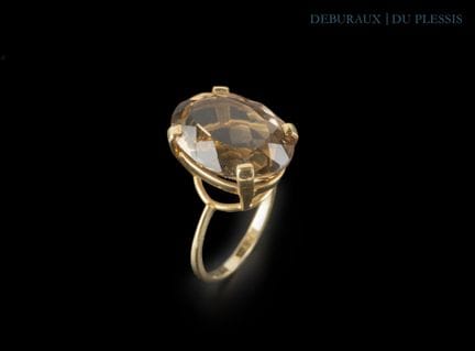 Bague en or 750°/°° sertie d'un quartz fumé ovale.