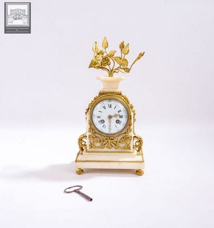 Pendule borne de style Louis XVI
Marbre blanc 
Orn