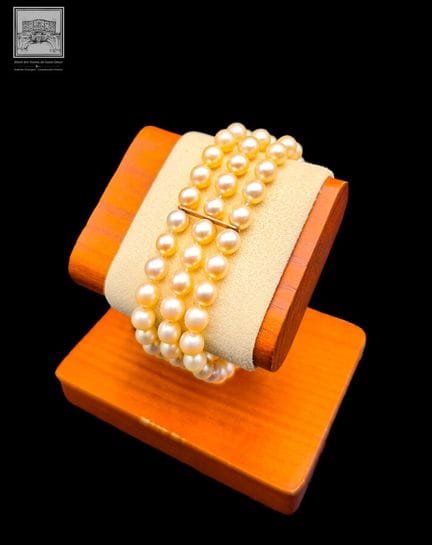 Armband mit 3 Reihen Zuchtperlen 
Verschluss aus G