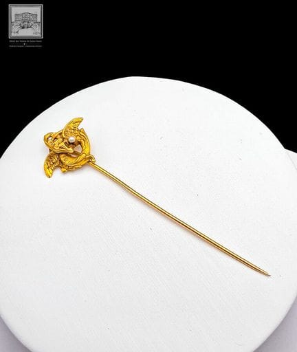 Epingle à cravate à décor de dragon sertie d'une p