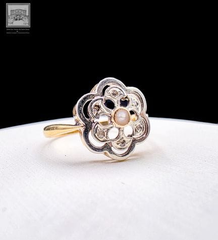 Ring mit einer Perle in der Mitte und 6 weißen Ste