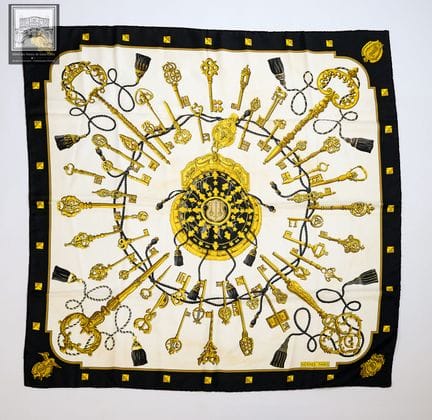 HERMÈS Paris 
Carré en twill de soie titré "Les cl
