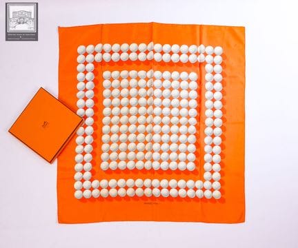 HERMÈS Paris 
Carré en twill de soie 
Décor de bal