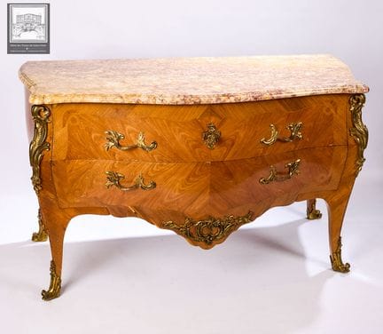 Commode 
Style Louis XV
Bois 
Décor de frisage en 