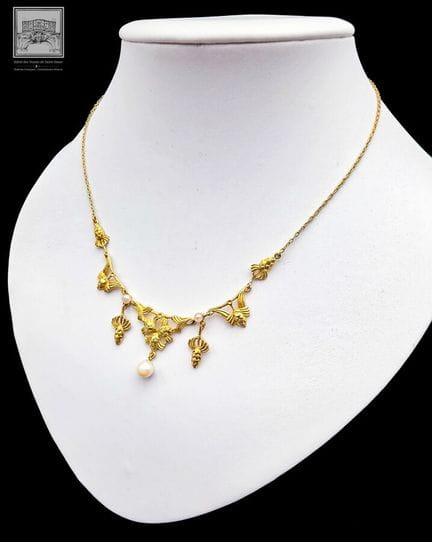 Collier de draperie 
Or jaune 18K 750/°°° et perle