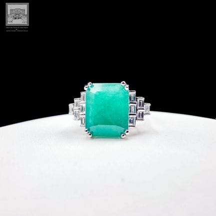Bague de style Art Déco en or blanc 750°/.(18K) 6g