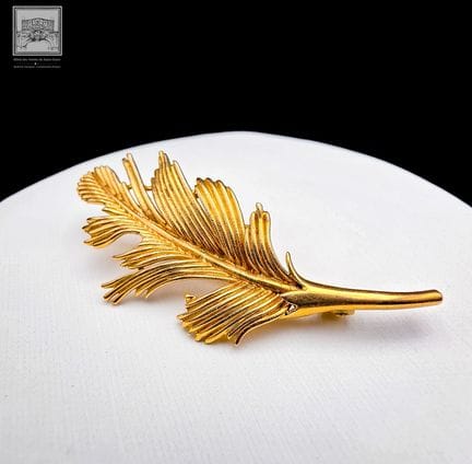 Broche à décor de plume
Or jaune 18K 750/°°°
Poinç