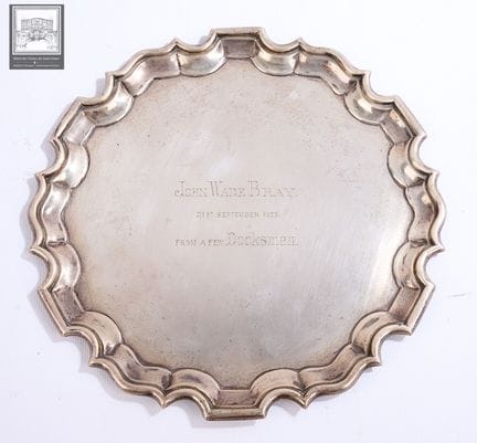 Plat en argent 
Poinçon au lion passant 
Inscripti