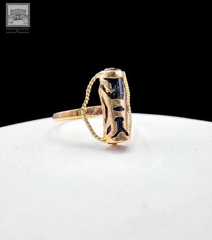 Bague
Or jaune 18K 750/°°°
à décor de motifs styli