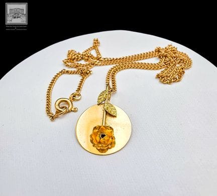Médaille à décor de fleurs et sa chaine
Or jaune 1