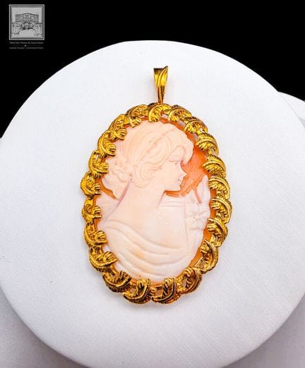 Broche camée coquille
Décor buste de jeune femme 
