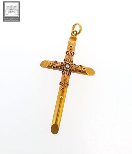 Pendentif Croix 
Or jaune 18K 750/°°° 
A décor d'e