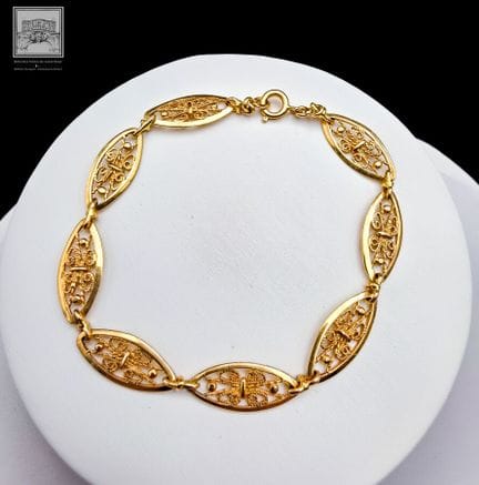 Petit bracelet à mailles olives ajourées 
Or jaune