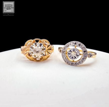 Zwei kleine Ringe mit Stein und Zierelementen aus 