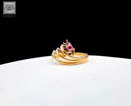 Bague 
or jaune  18K 750/°°°
Sertie d'un grenat au