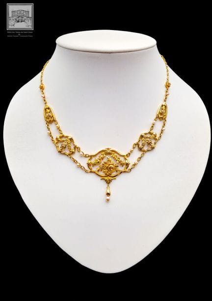 Collier draperie 
Or jaune ajouré 750/°°° (poinçon