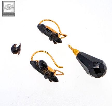 Paire de boucles d'oreille en or 18K 750/°°°
Serti